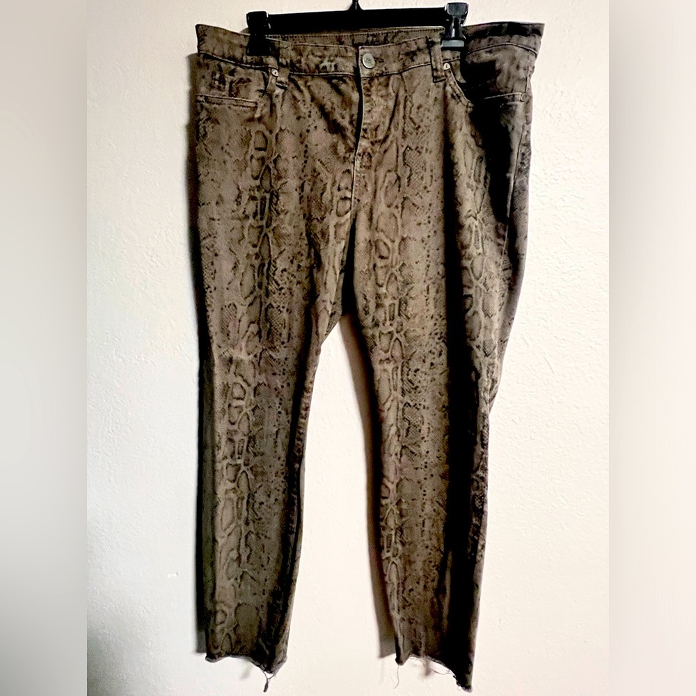 Kut from the Kloth women’s Ankle Skinny snake print jeans size 16 frayed hem